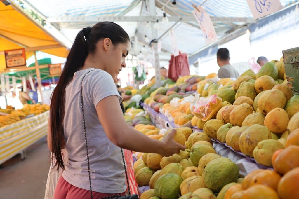Feira livre muda de endereço durante obras na praça
