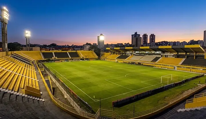 Estádio 1º de Maio recebe estrutura para evento político