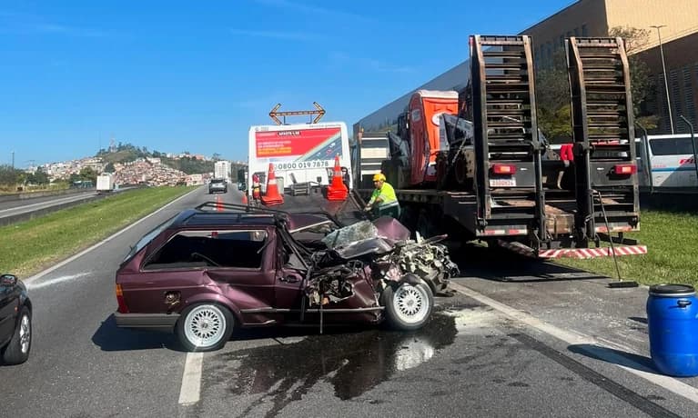 Colisão entre caminhão e carro deixa vítima na Anchieta