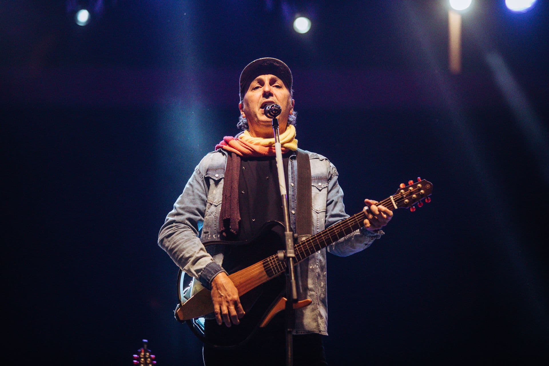 Zeca Baleiro se apresenta em Mogi das Cruzes