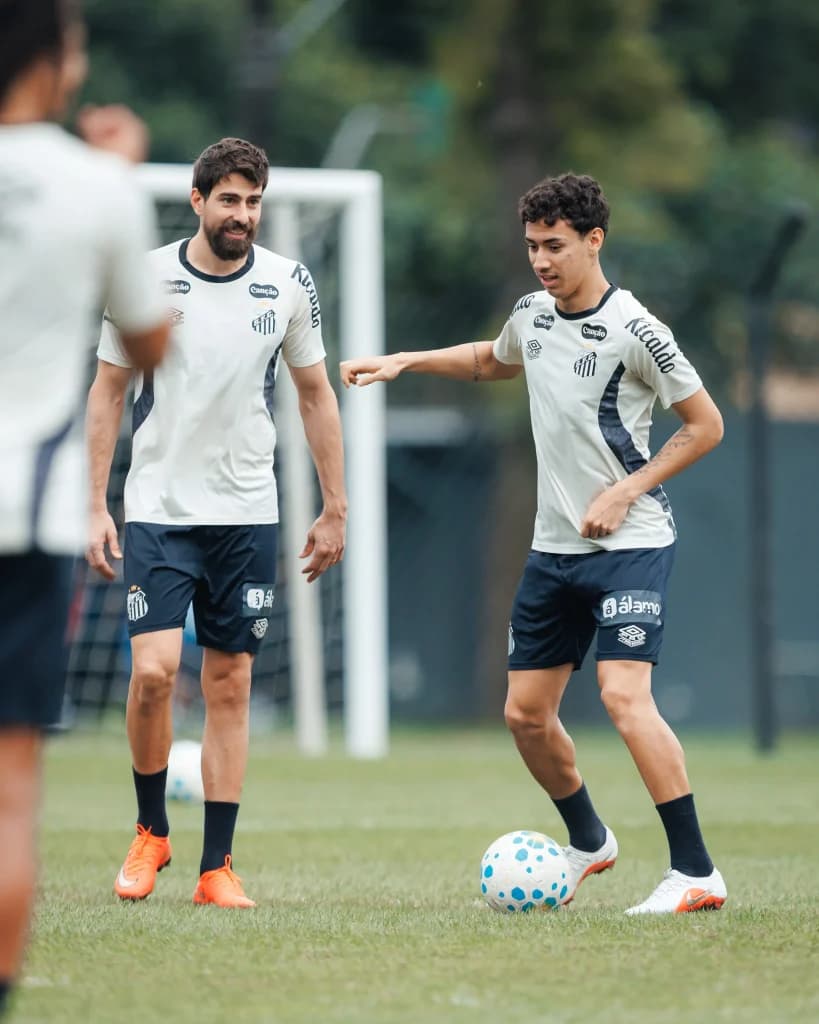 Santos finaliza treino antes do Flamengo