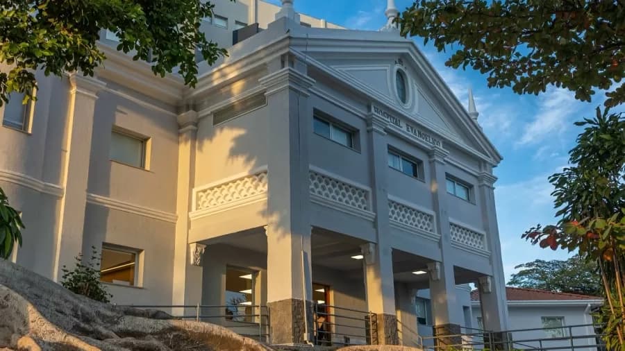 Recém-nascido é encontrado em lixeira dentro de hospital