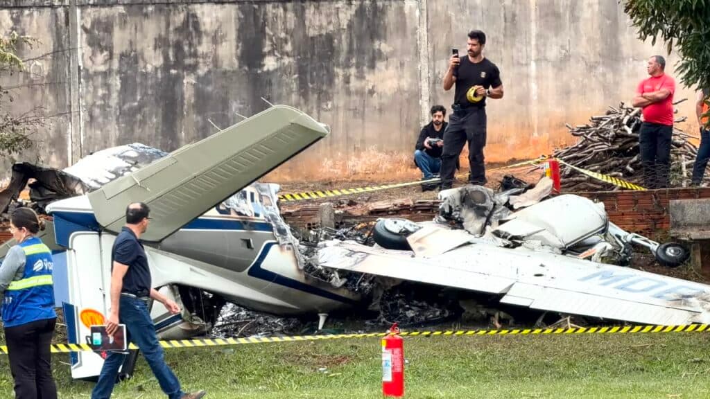 Aeronáutica analisa motor de avião que caiu em Marília