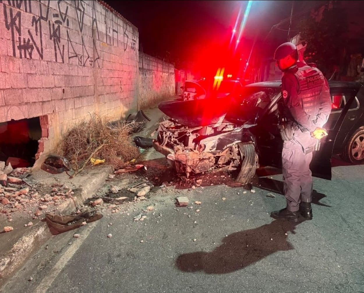 Motorista foge da GCM e bate em muro