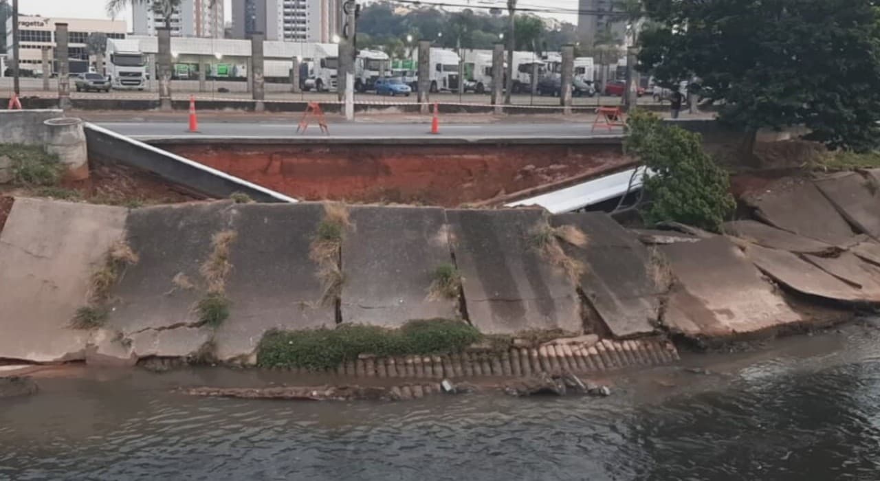 Tubulação de esgoto rompe e interdita avenida em Jundiaí