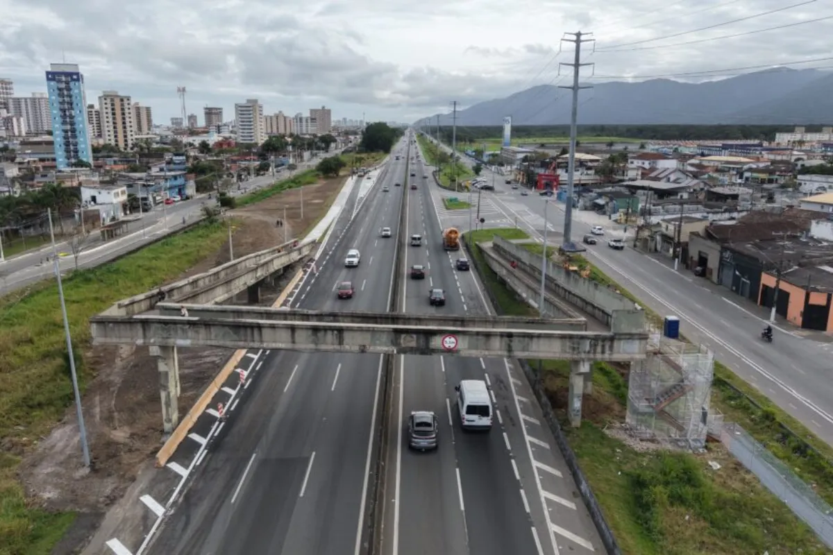 Obras em passarela da SP-055 causam interdições