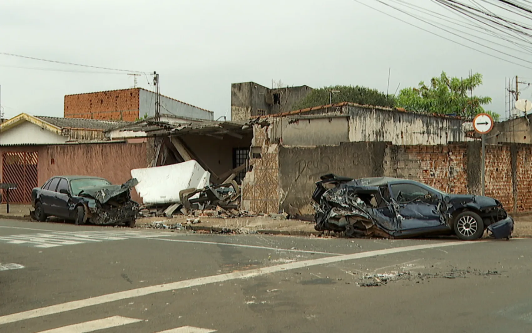 Caminhão destrói muro e carros na Zona Norte