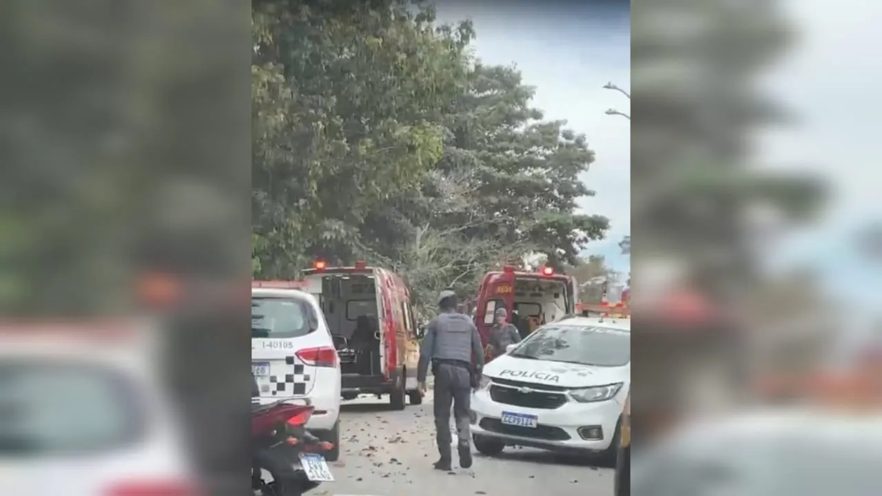 Elevador cai em mercado e fere dois entregadores