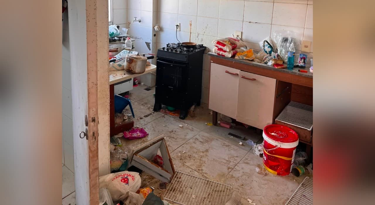 Mãe é presa após as crianças serem encontradas sozinhas em apartamento insalubre