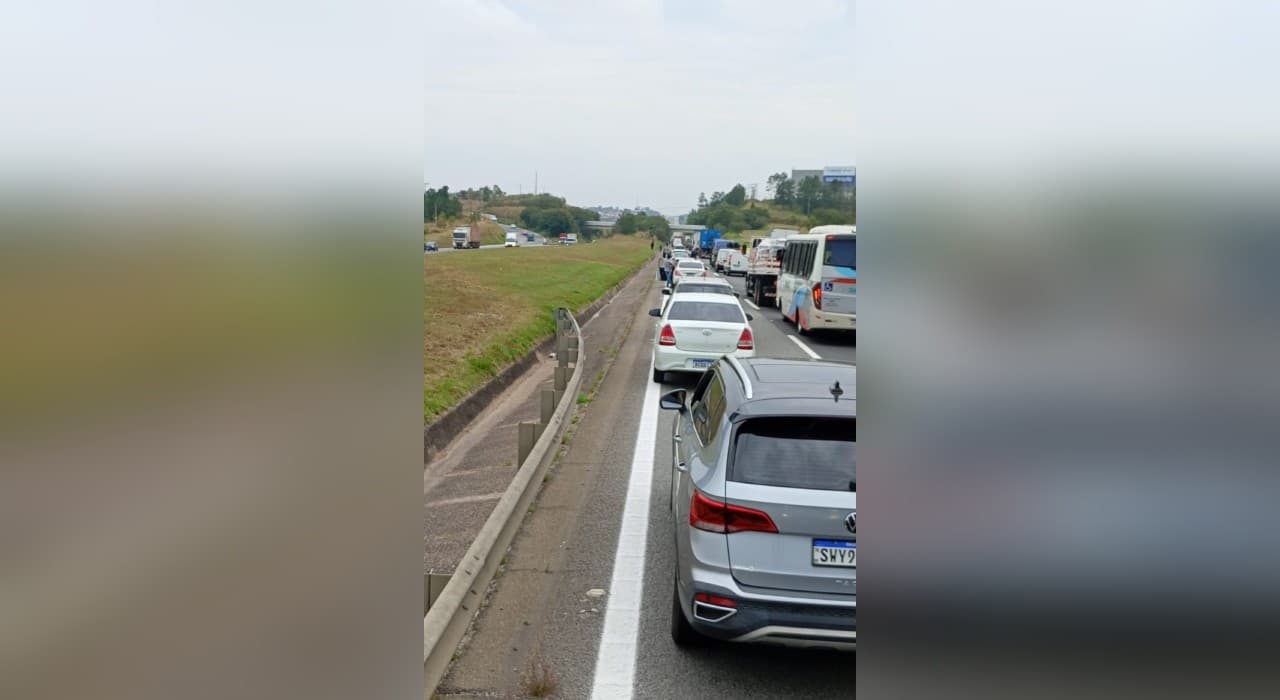 Acidente na Castelinho deixa motociclista em estado grave
