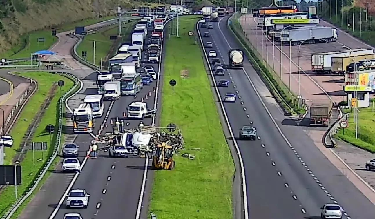Caminhão tomba com galinhas em Itatiba