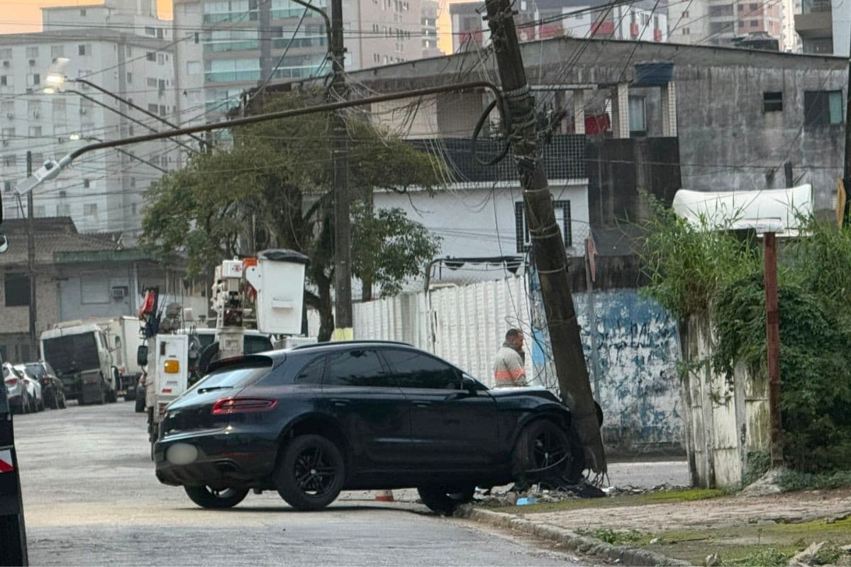 Porsche bate em poste e interdita ruas em Santos