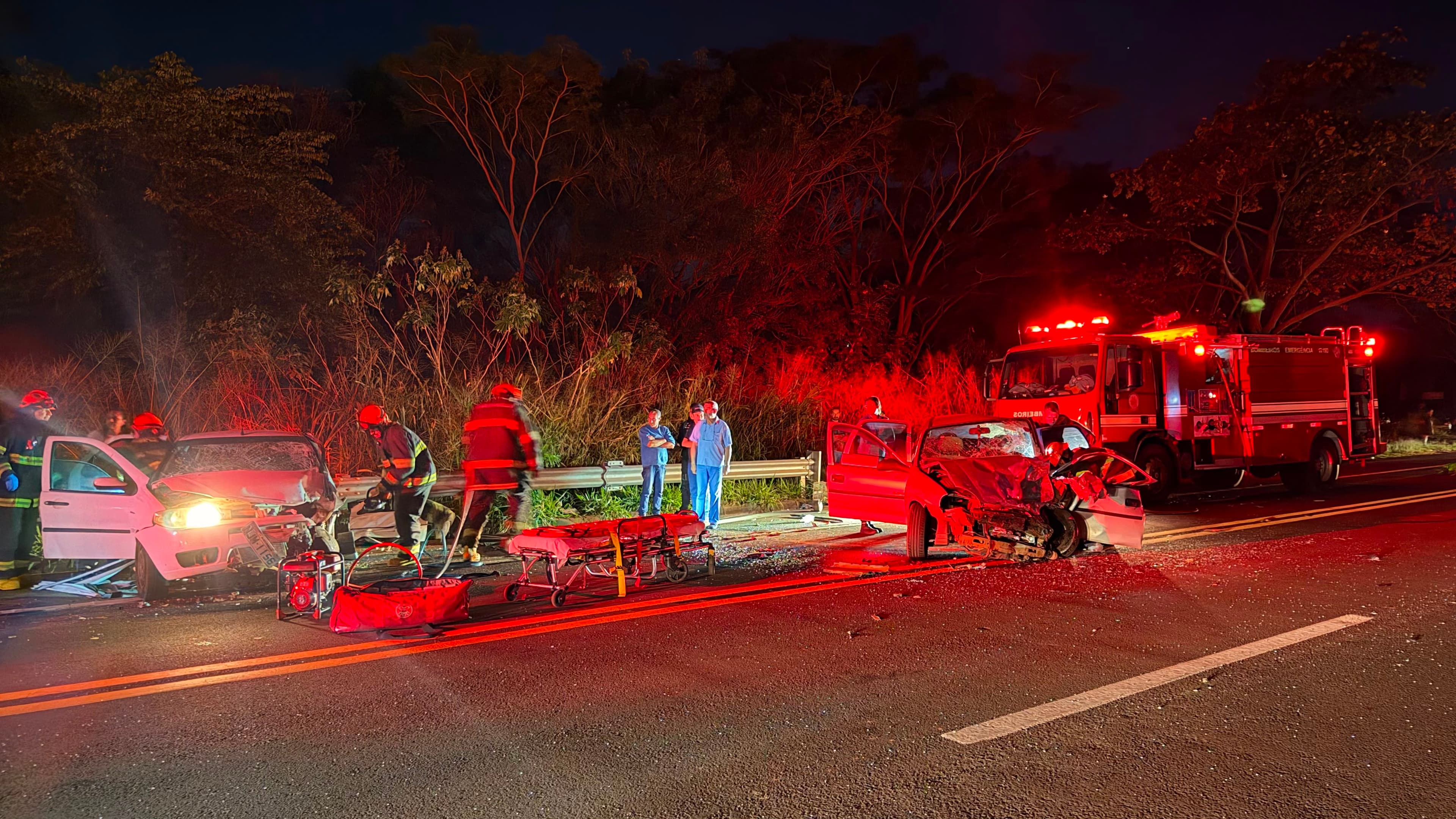 Batida frontal na SP-310 deixa dois gravemente feridos