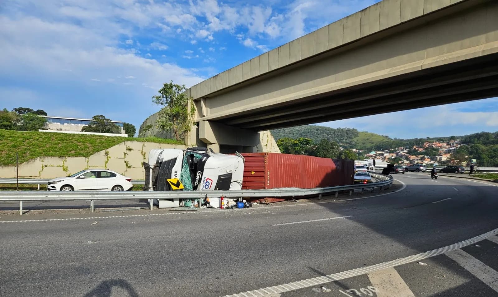 Carreta tomba após colidir com defensa metálica na Raposo Tavares