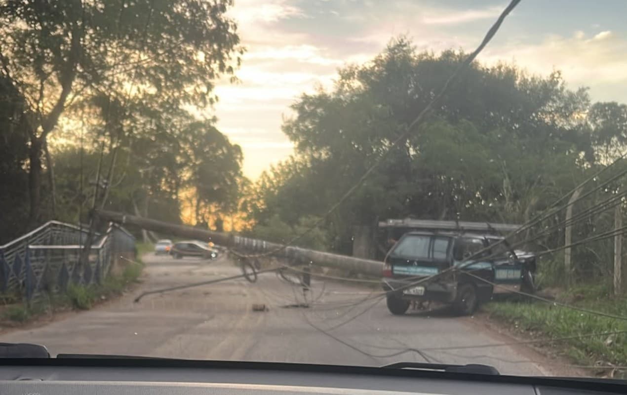 Carro derruba poste e causa apagão em Sorocaba