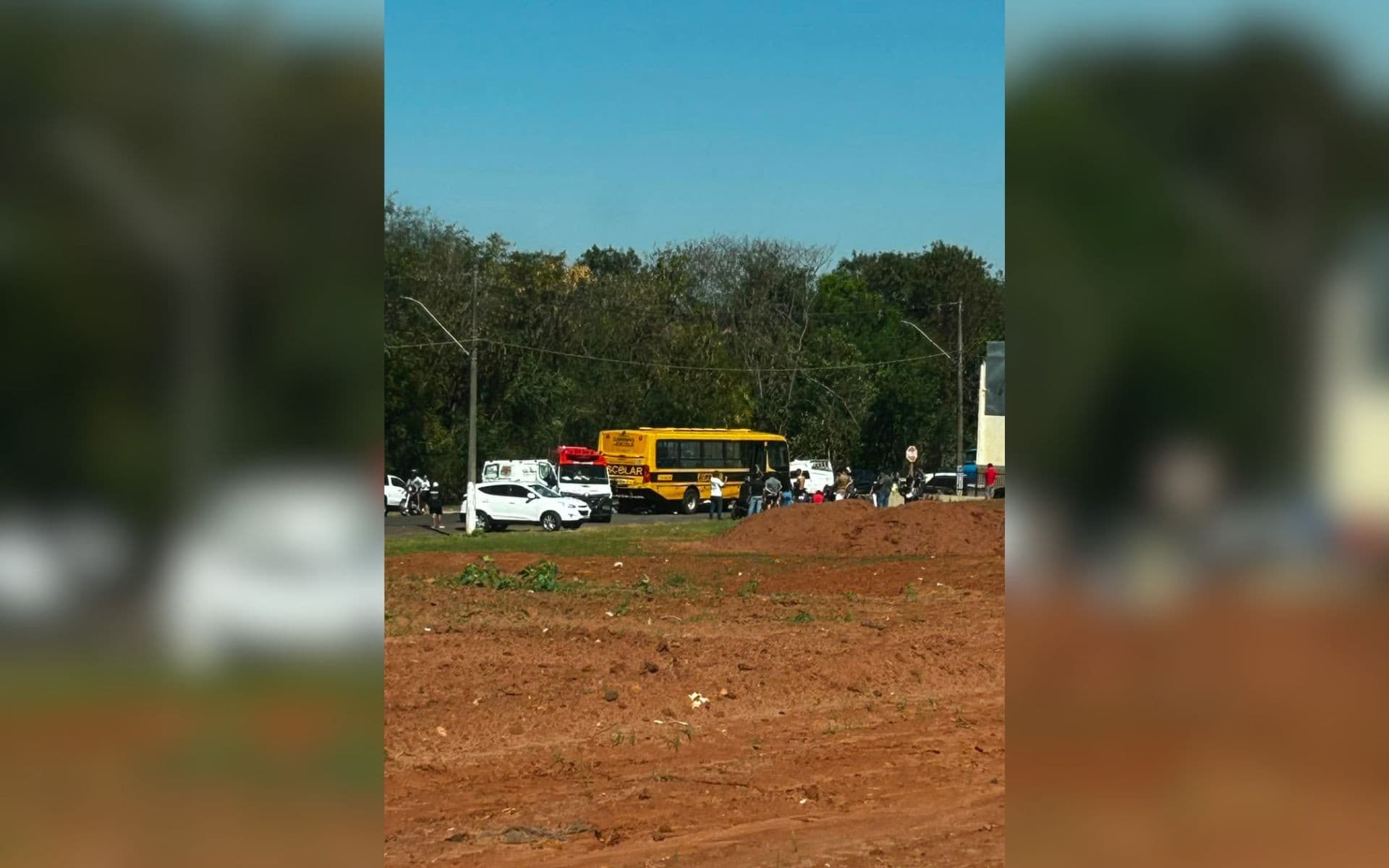 Motociclista morre atropelado por ônibus escolar