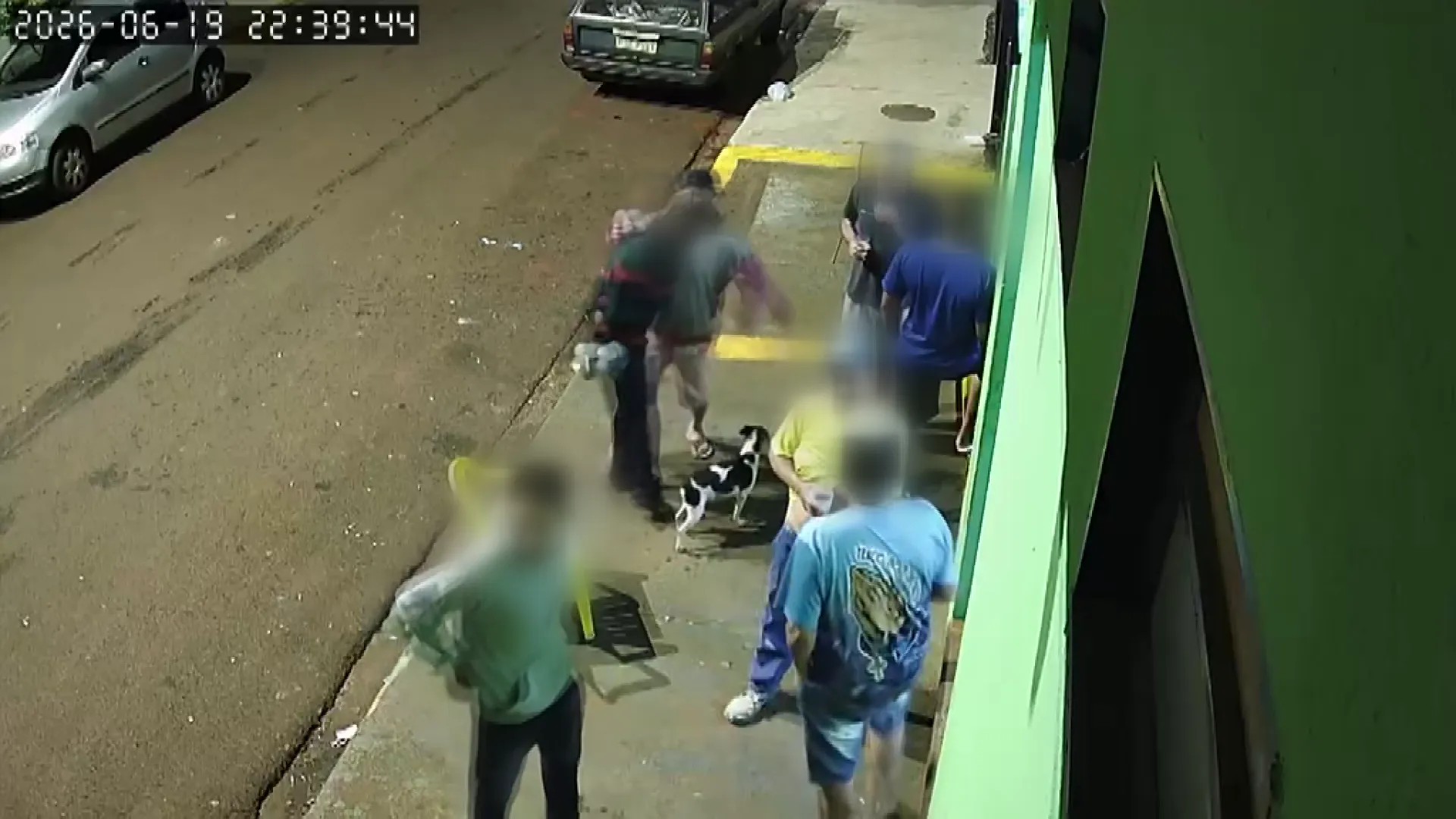 Homem é preso após esfaquear amigo em bar