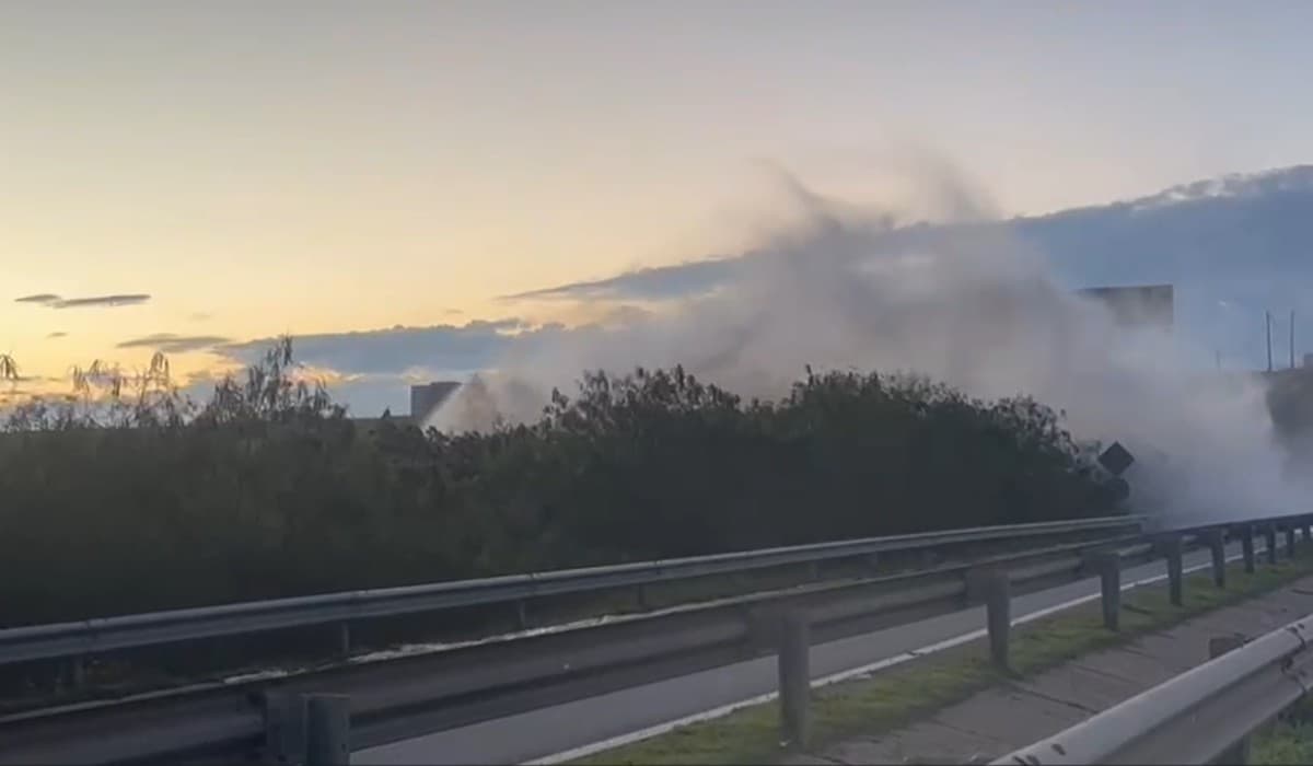 Adutora rompe e alaga rodovia Dom Pedro I