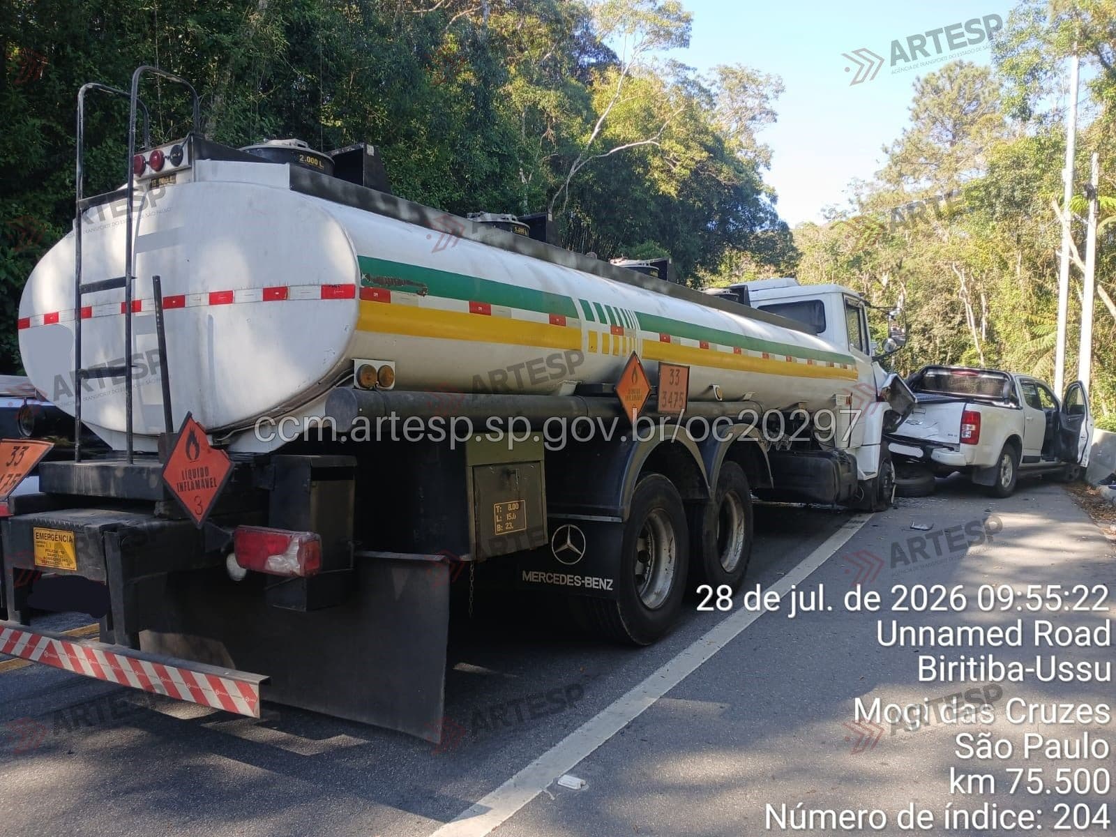Colisão entre caminhão-tanque e caminhonete na Mogi-Bertioga