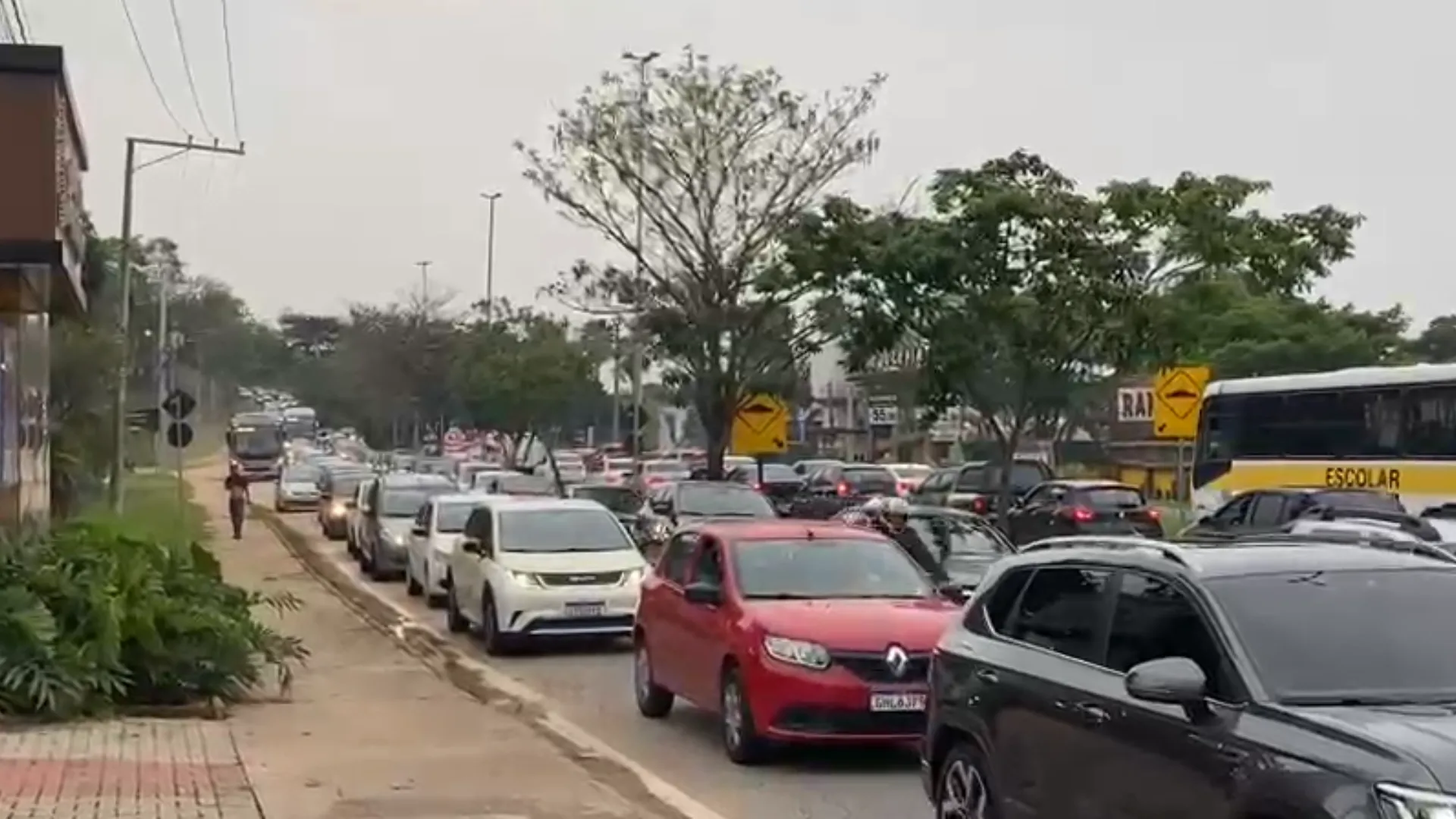Afundamento em asfalto causa congestionamento em Sorocaba