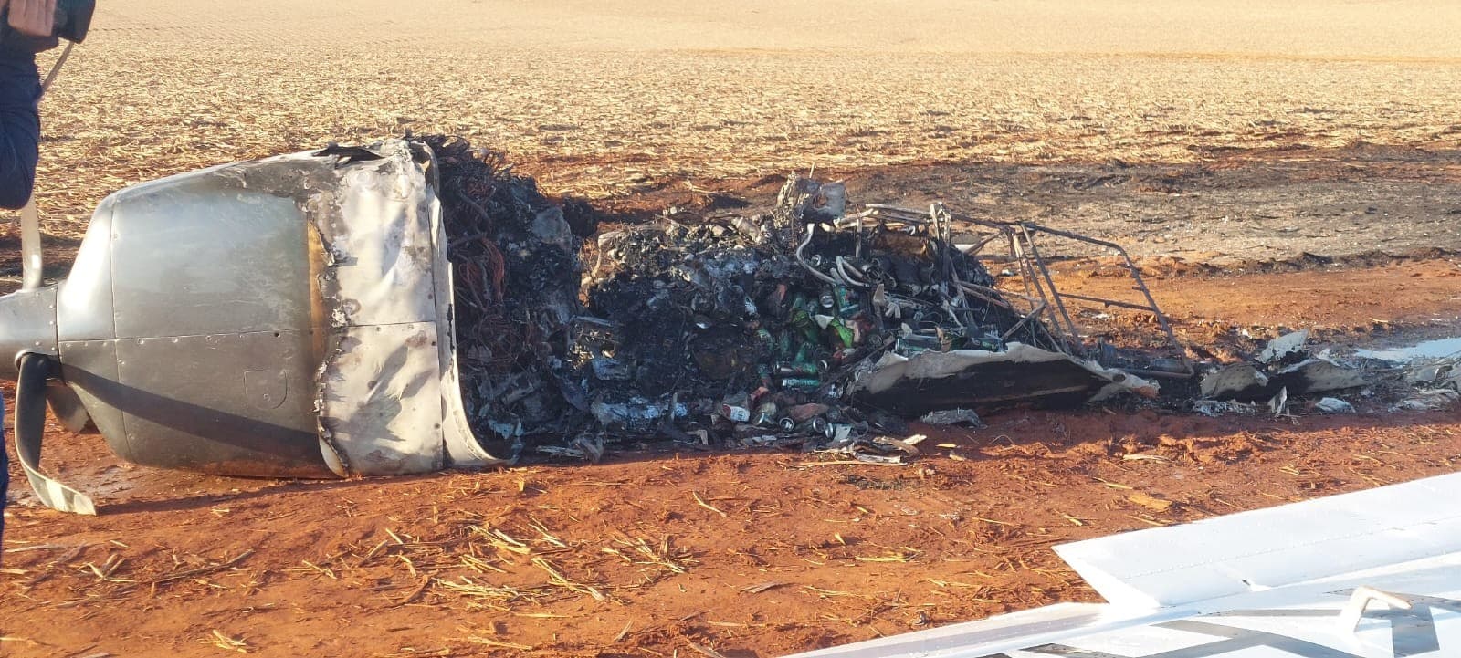 Avião faz pouso forçado e pega fogo em Guapiaçu
