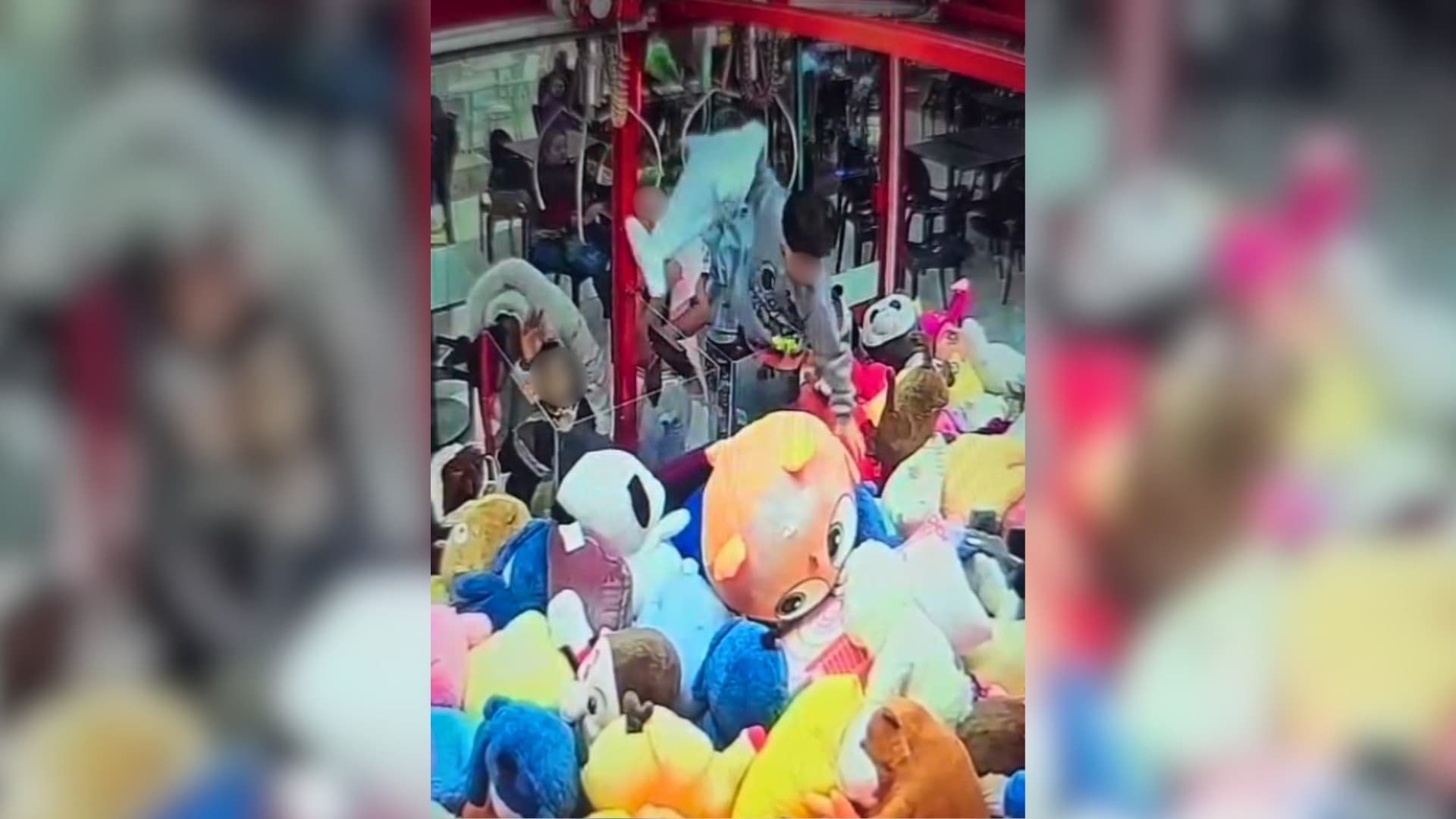 Criança entra em máquina de pelúcias em shopping de Rio Preto