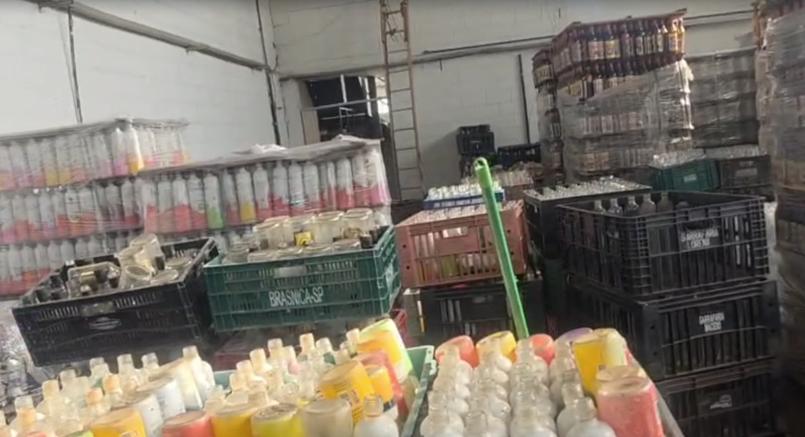 Homem é preso por crime ambiental em lavagem clandestina de garrafas