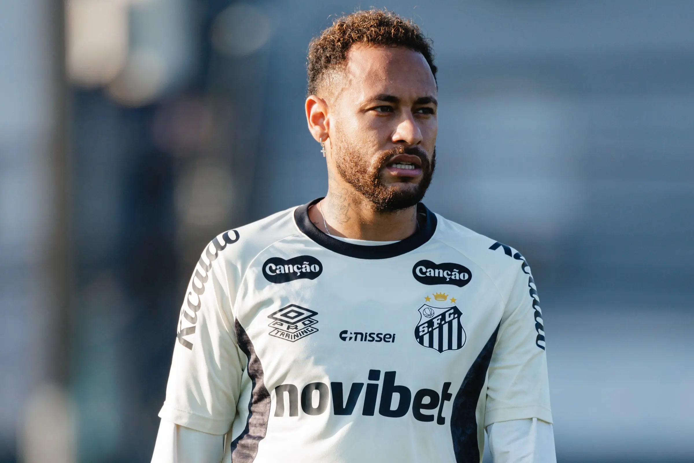 Neymar treina e pode jogar clássico contra Corinthians