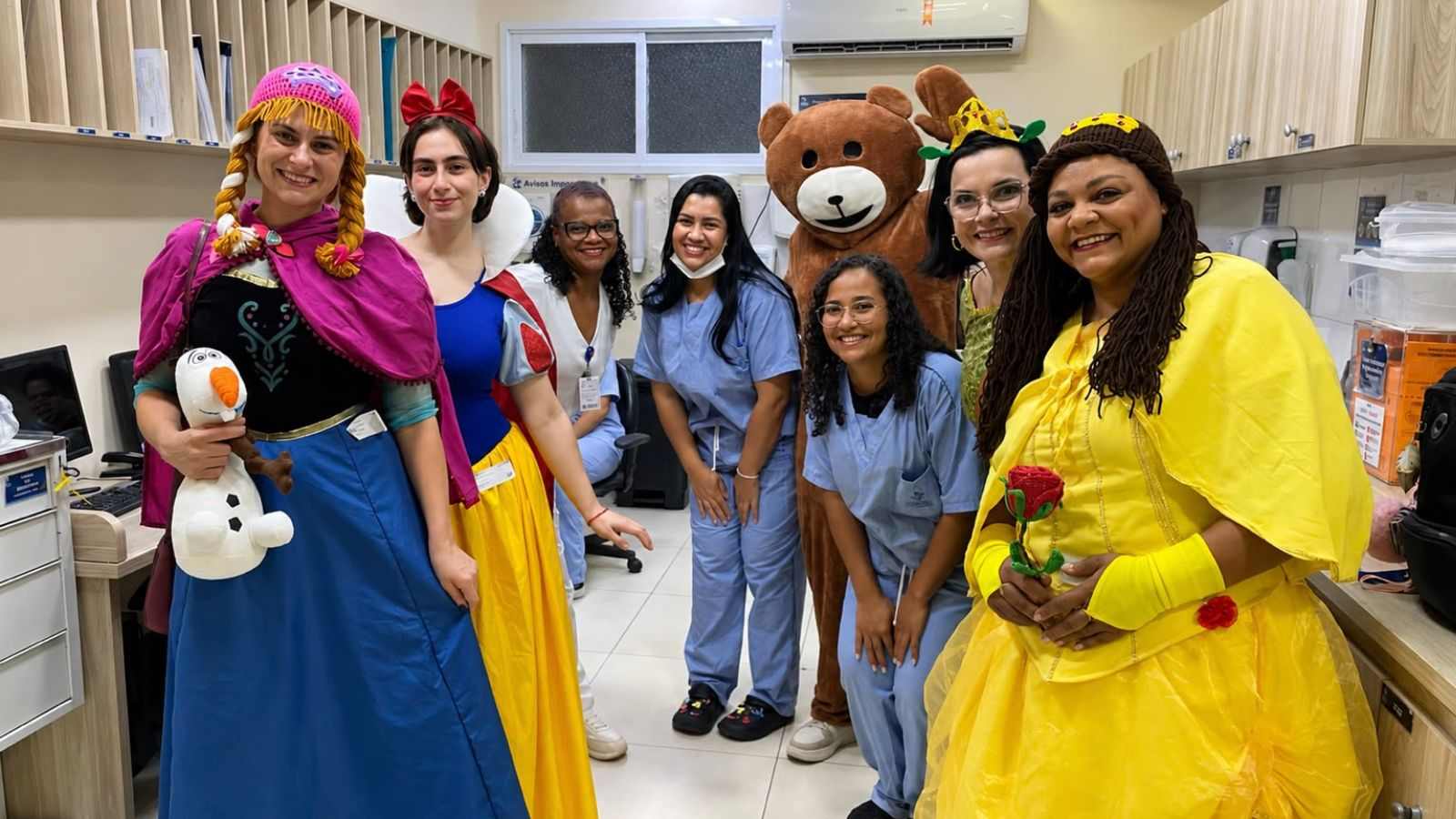 Voluntários levam personagens a pacientes do São Vicente