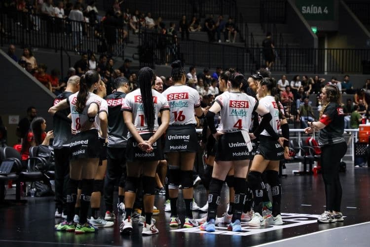 Sesi Vôlei Bauru joga contra Paulistano Barueri