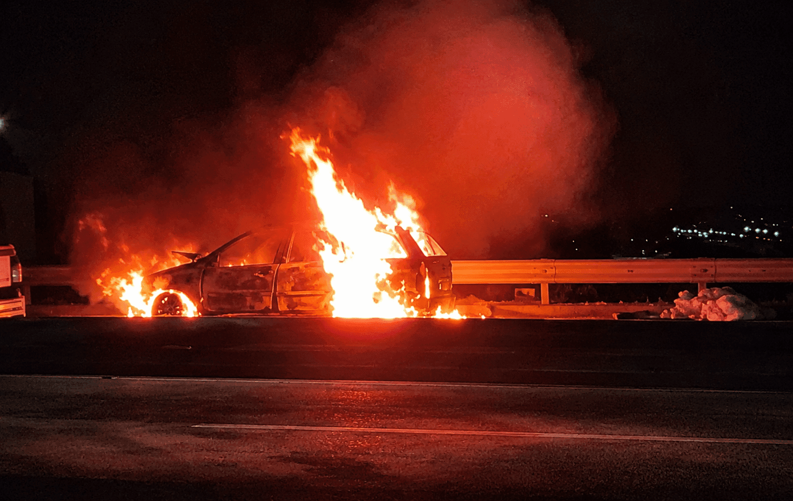 Carro pega fogo e interdita faixa na Dom Pedro