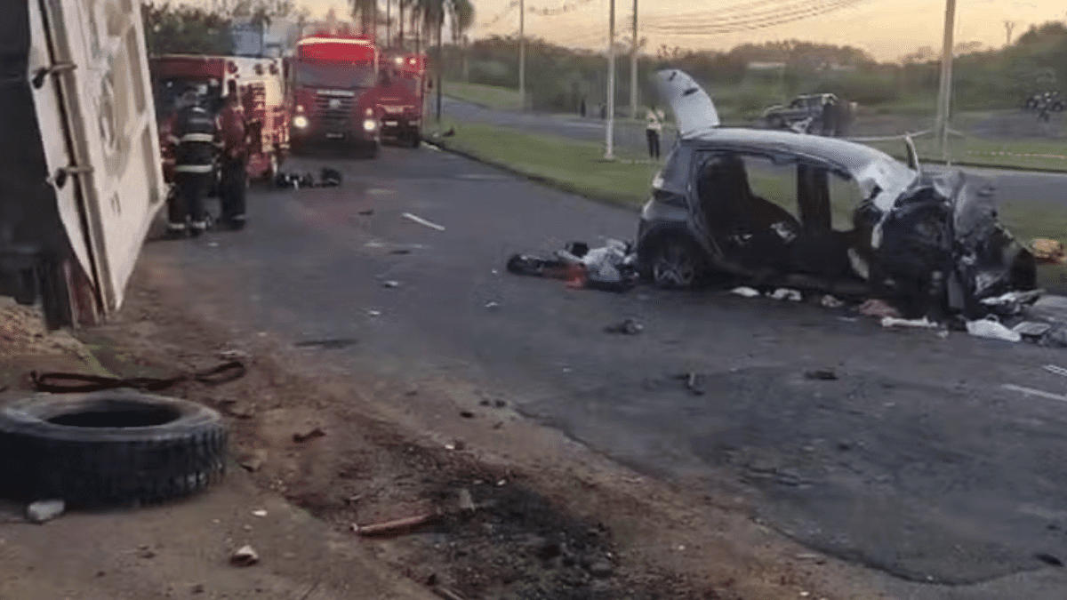 Caminhão invade canteiro e deixa quatro feridos