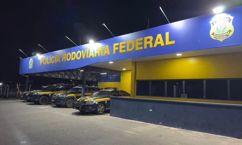 Passageiro morre em acidente com caminhão na BR-153