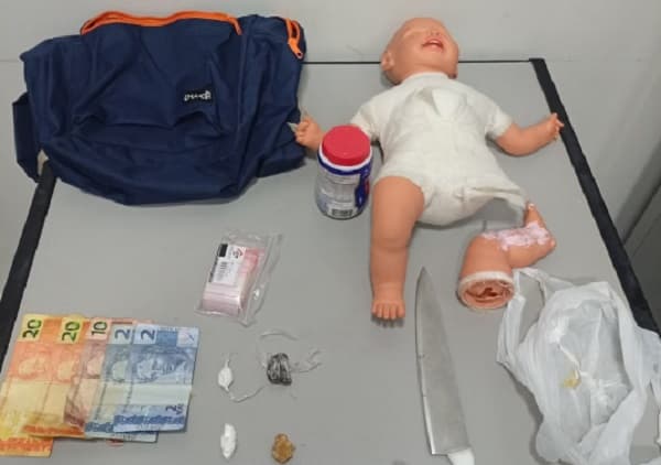 Homem é preso com drogas escondidas em boneca