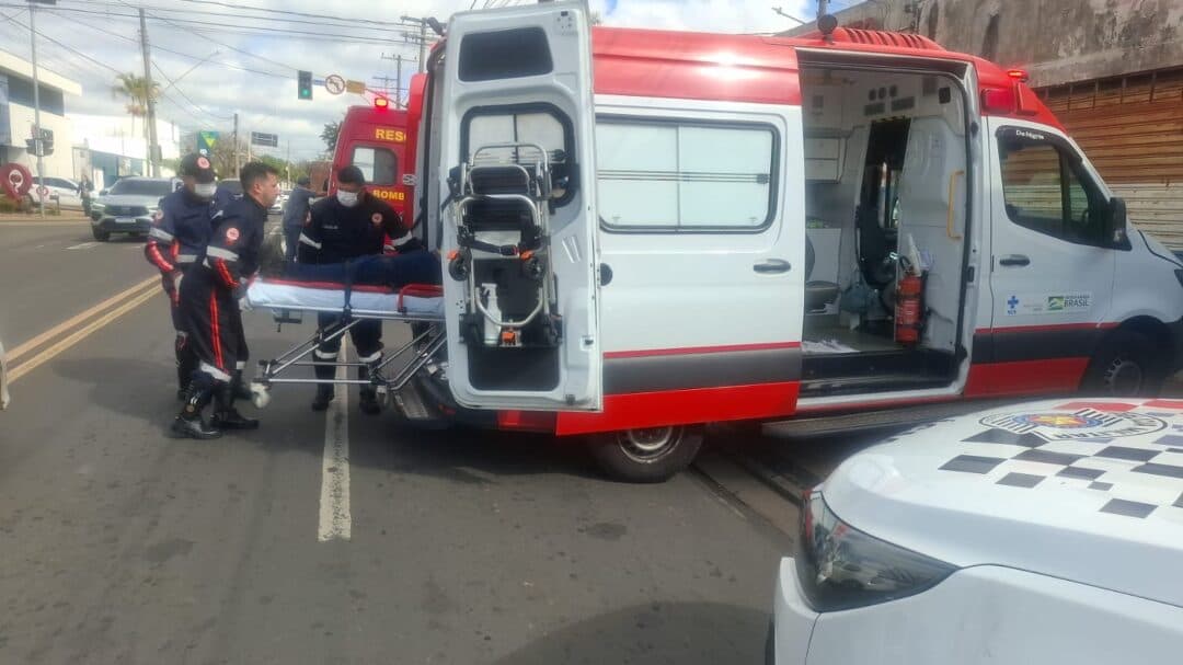 Mulher é atropelada por moto e fica em estado grave