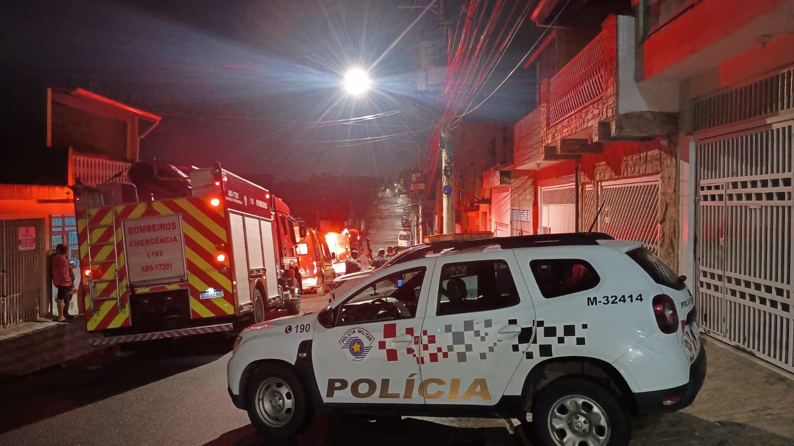 Homem ateia fogo em casa durante negociação