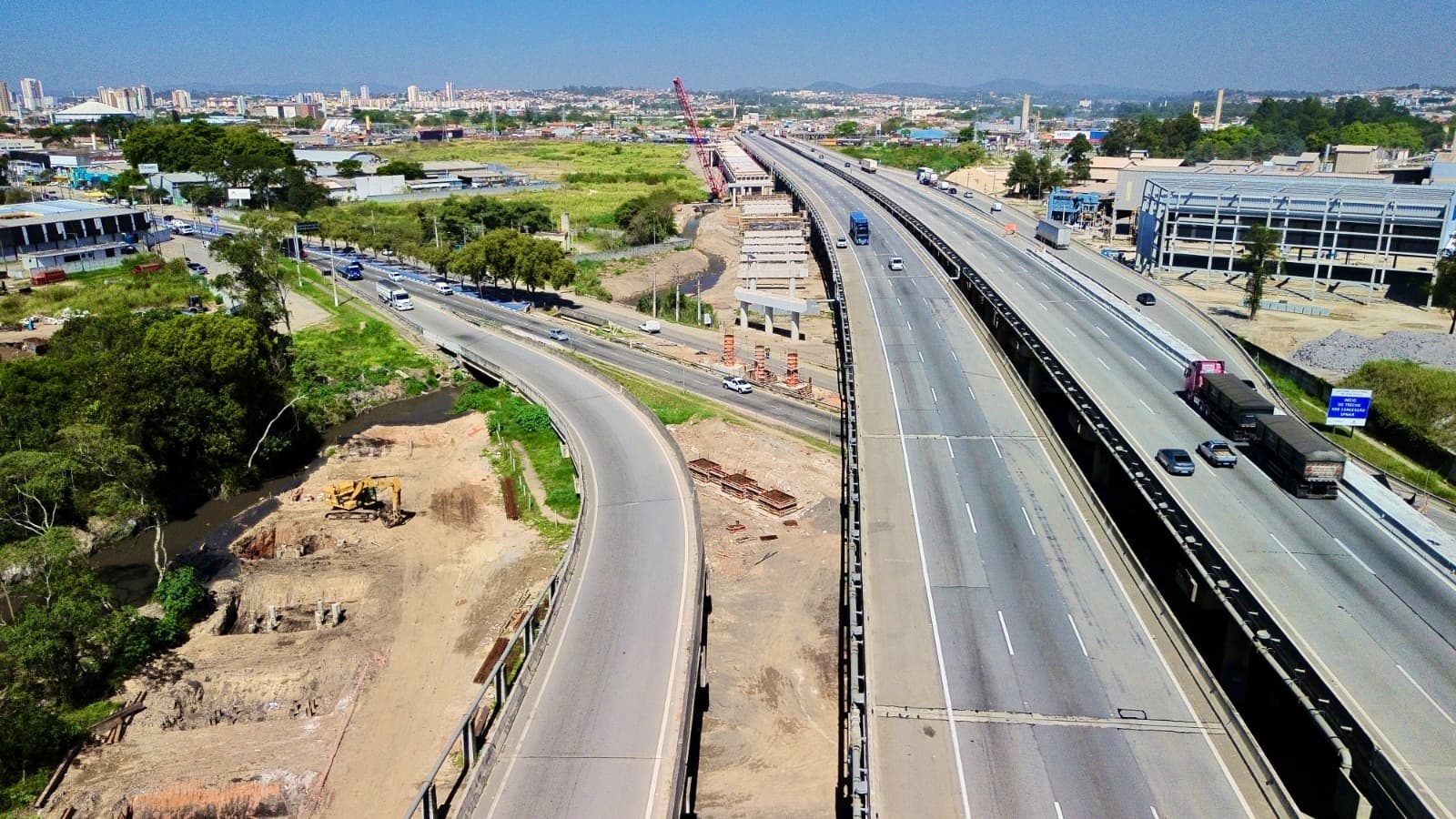 Interdição na SP-066 para içamento de vigas