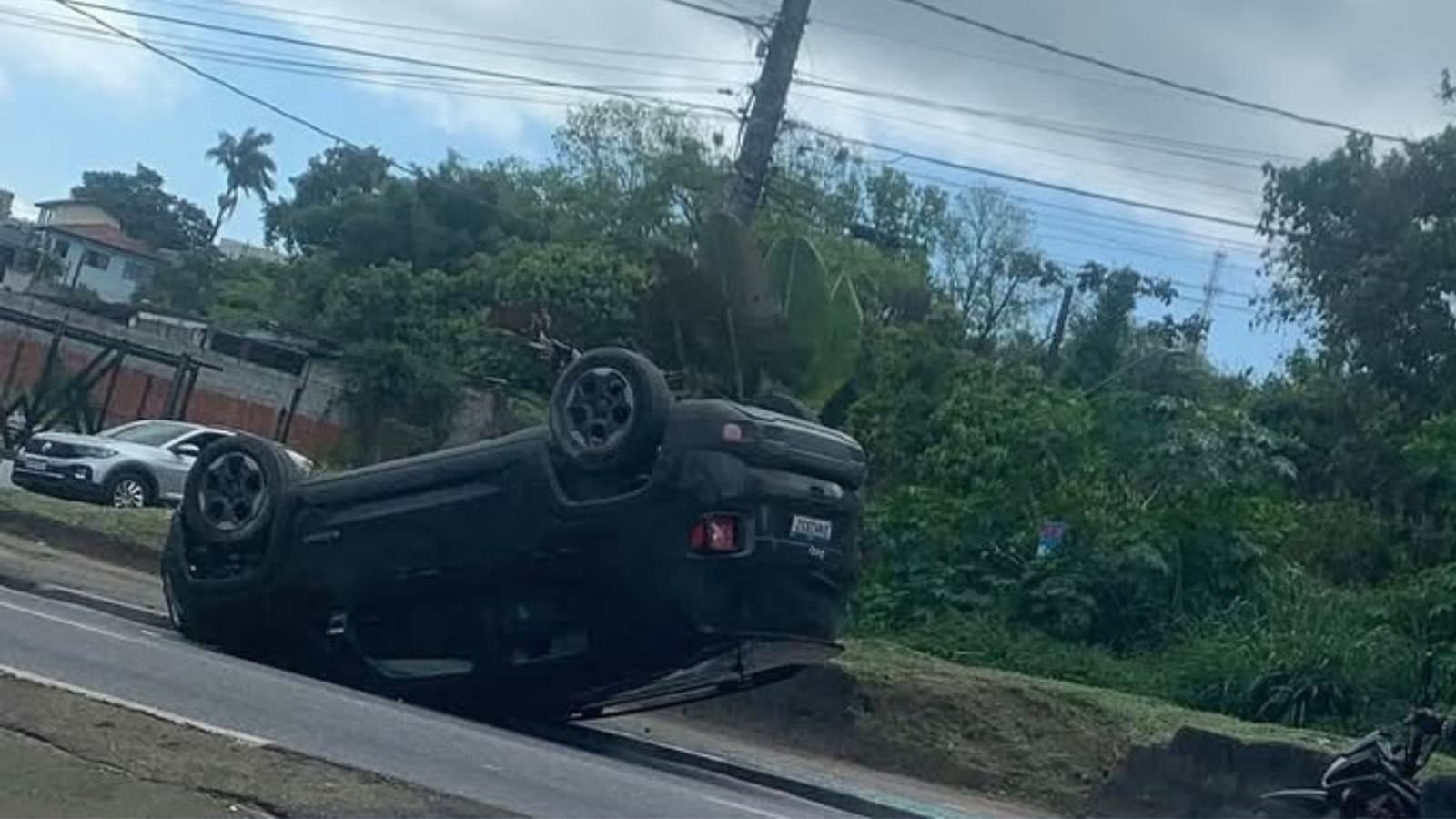 Carro capota após colisão em Mogi