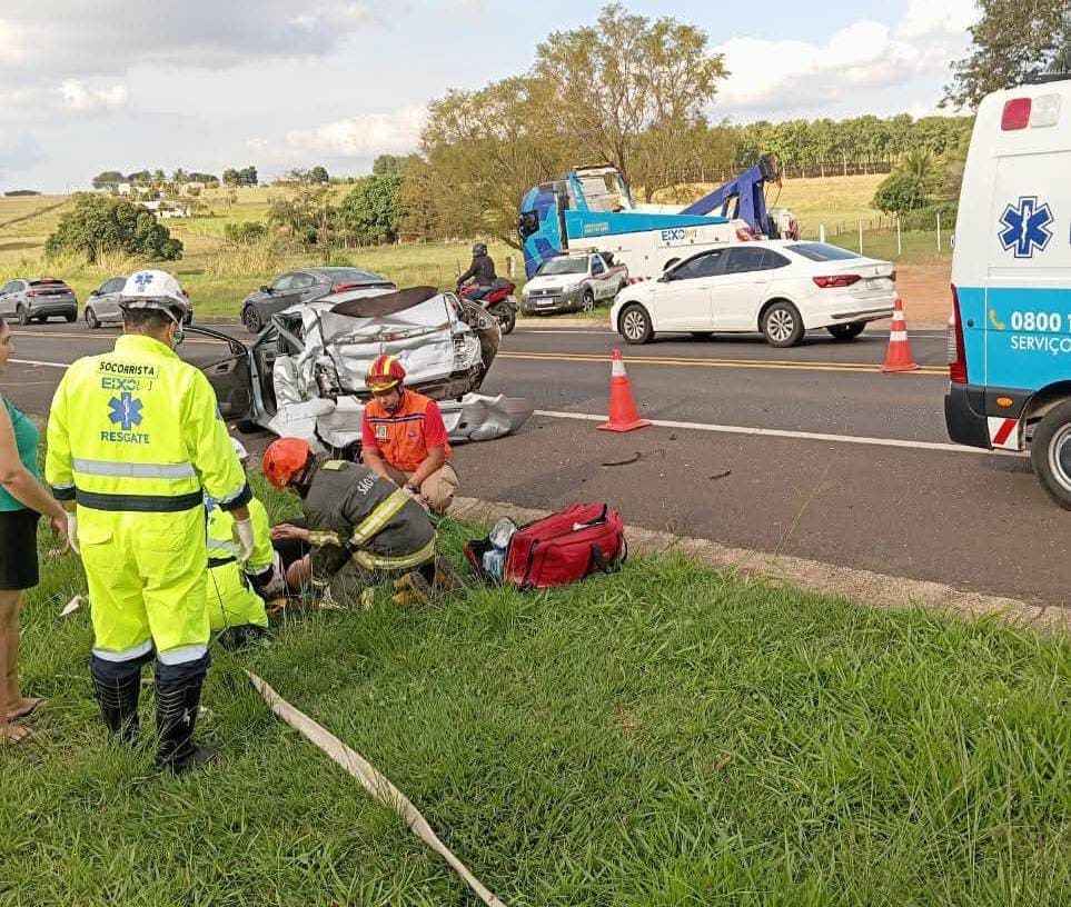 Colisão entre carreta e dois carros fere dois na SP-425
