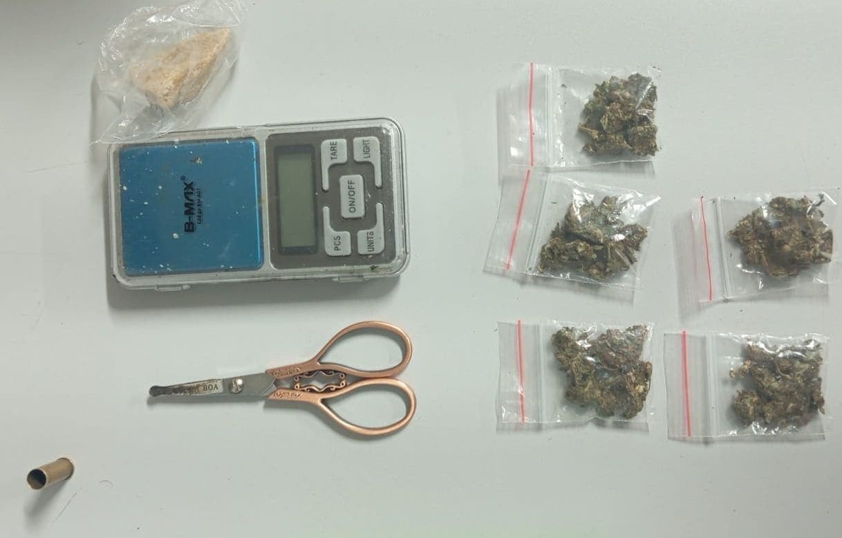 Jovem é preso por tráfico após fuga no bairro