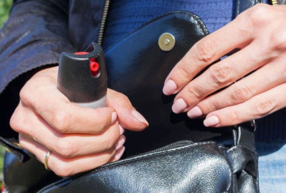 Lei autoriza mulheres a portarem spray de pimenta