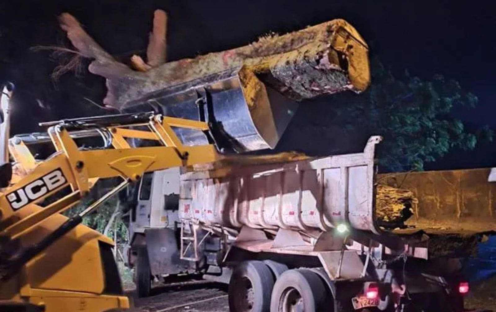 Temporal causa granizo e alagamentos no Oeste Paulista