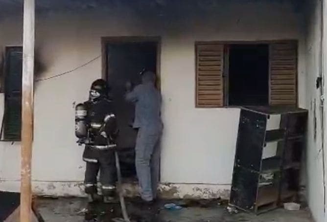 Incêndio atinge imóvel abandonado na Vila Líder