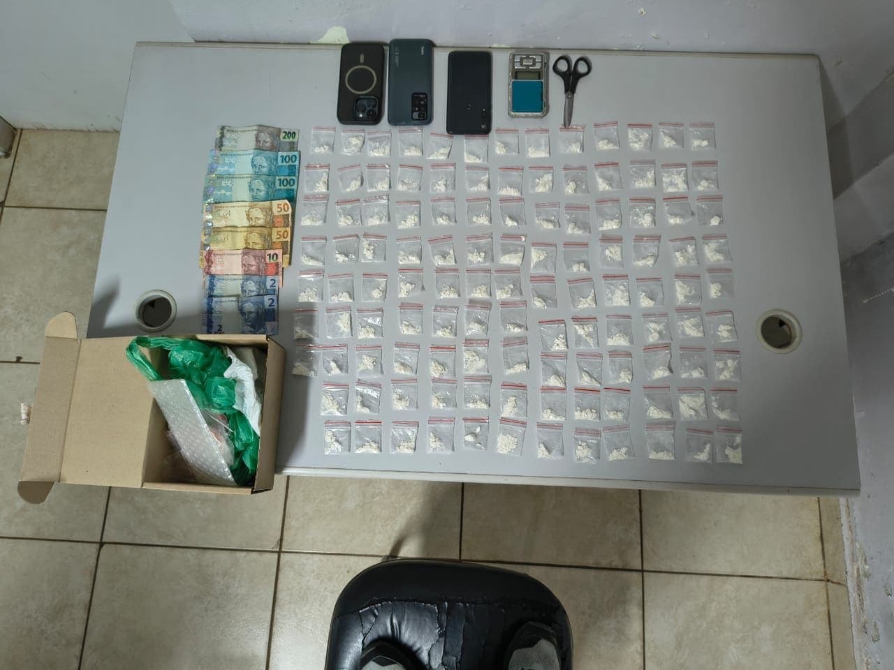 Homem é preso com 115 porções de cocaína