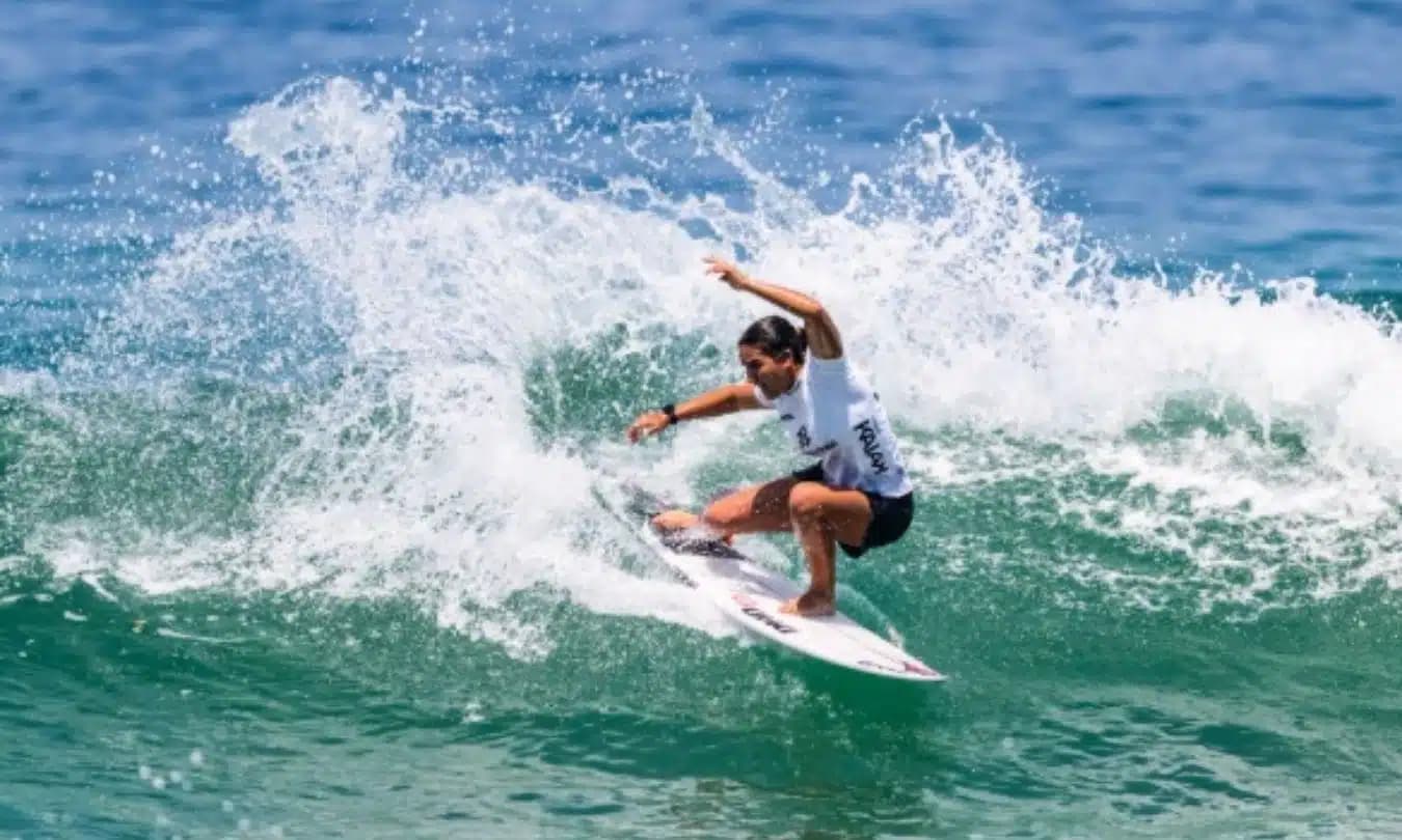 Surfistas brasileiros avançam em Maresias