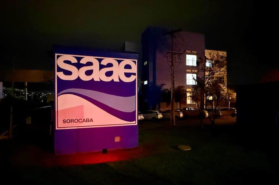 Saae ilumina prédio em apoio ao Outubro Rosa