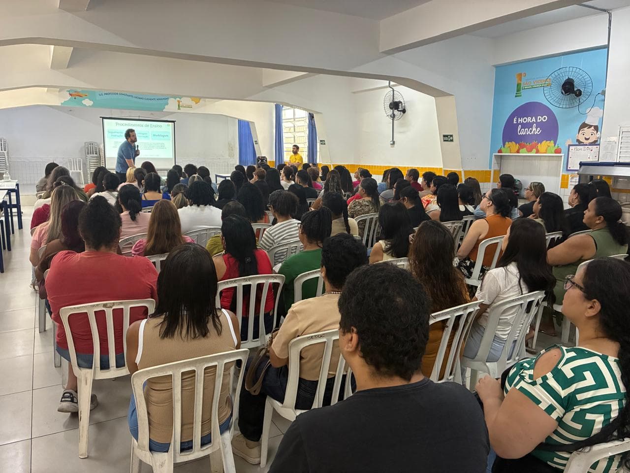 São Vicente forma 400 atendentes de educação